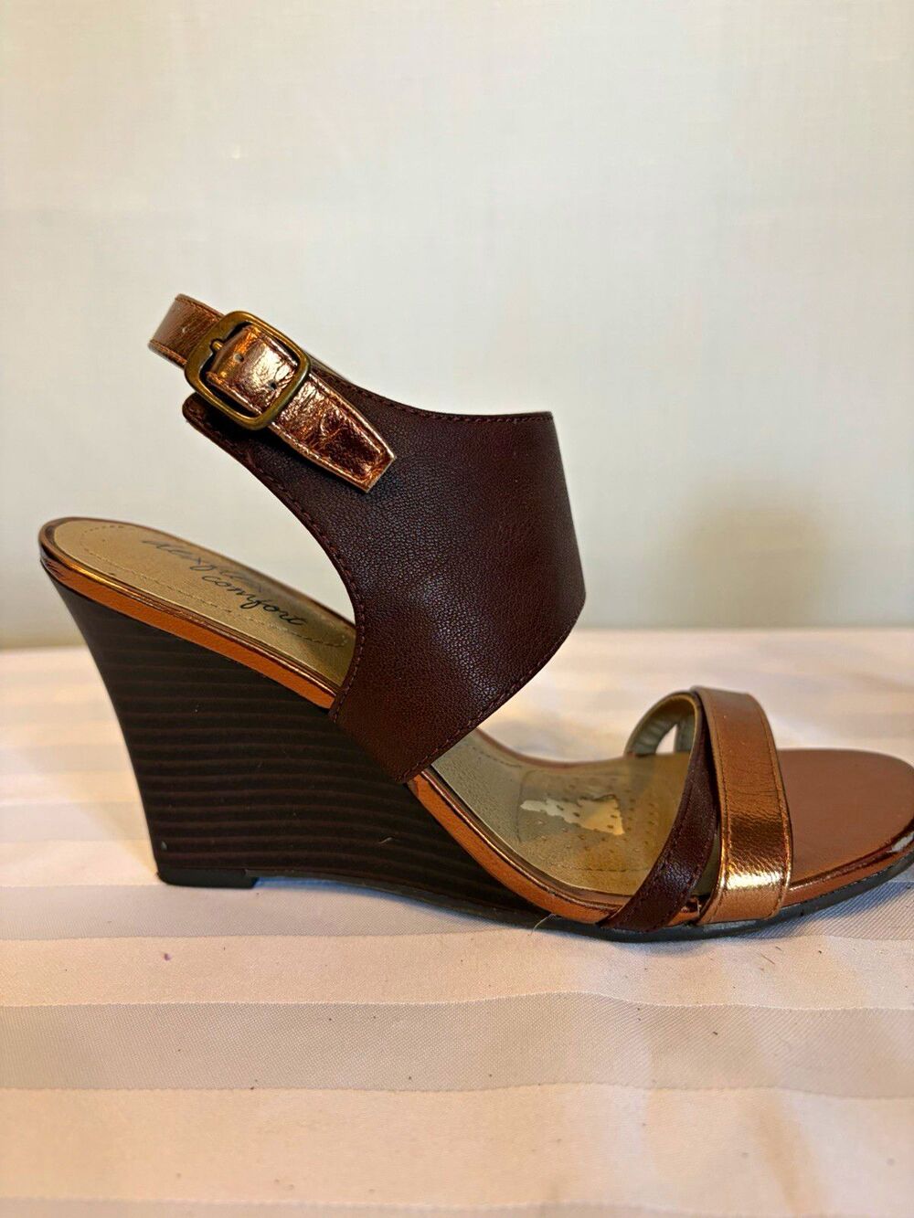 dexFlex Comfort Women’s Brown Bronze Strappy Wedge Sandals Buckle Size 6